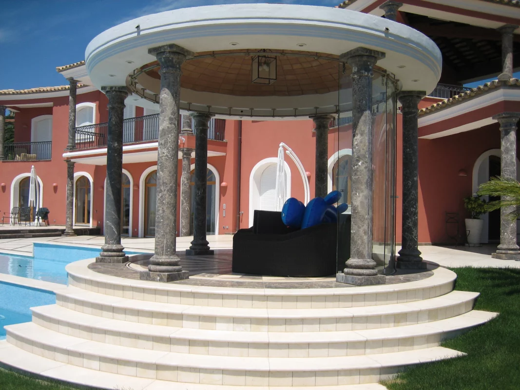 Cupula con columnas emperador oscuro